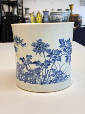 A large Chinese blue and white 'birds, bamboo and flowers' brush pot, Transitional period — foto 2