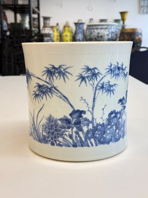 A large Chinese blue and white 'birds, bamboo and flowers' brush pot, Transitional period — foto 3