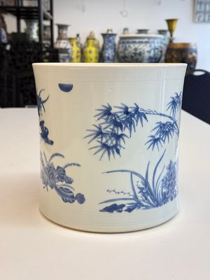 A large Chinese blue and white 'birds, bamboo and flowers' brush pot, Transitional period — foto 4