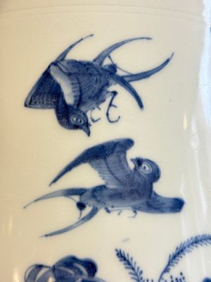 A large Chinese blue and white 'birds, bamboo and flowers' brush pot, Transitional period — foto 6