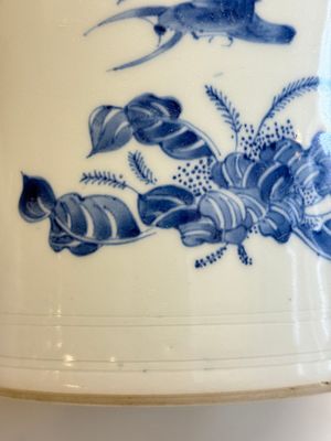 A large Chinese blue and white 'birds, bamboo and flowers' brush pot, Transitional period — foto 7