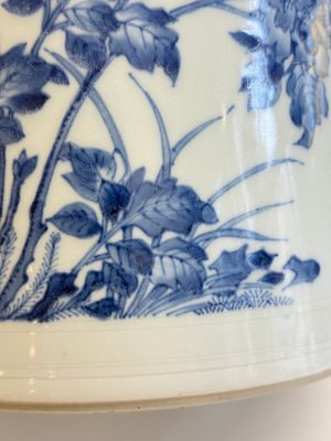 A large Chinese blue and white 'birds, bamboo and flowers' brush pot, Transitional period — foto 9