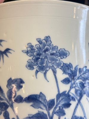 A large Chinese blue and white 'birds, bamboo and flowers' brush pot, Transitional period — foto 10
