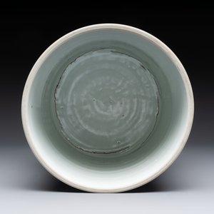 A large Chinese blue and white 'birds, bamboo and flowers' brush pot, Transitional period — foto 6