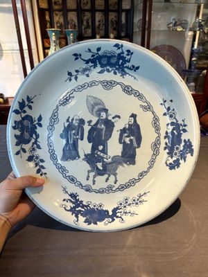 A large Chinese blue and white 'Bleu de Hue' dish for the Vietnamese market, Shi De Ding Zhi 世德定製 mark, 19th C. — foto 1