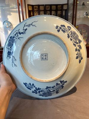 A large Chinese blue and white 'Bleu de Hue' dish for the Vietnamese market, Shi De Ding Zhi 世德定製 mark, 19th C. — foto 6