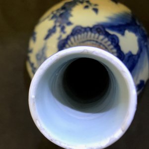 A large Chinese blue and white bottle vase with birds in a landscape, Wanli — 照片 11