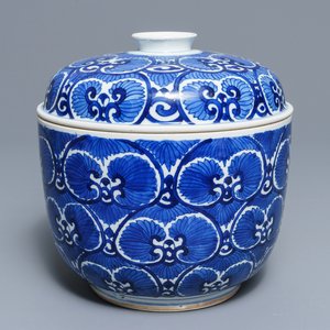 A large Chinese blue and white bowl and cover with floral design, Kangxi — 照片 1