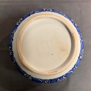 A large Chinese blue and white bowl and cover with floral design, Kangxi — 照片 12