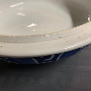A large Chinese blue and white bowl and cover with floral design, Kangxi — 照片 14
