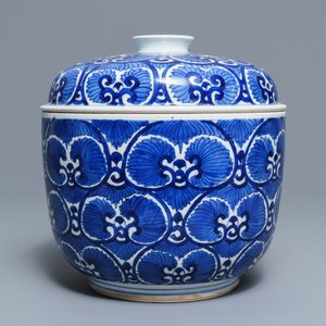 A large Chinese blue and white bowl and cover with floral design, Kangxi — 照片 4