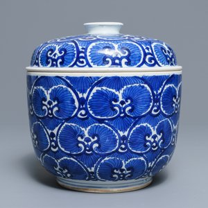 A large Chinese blue and white bowl and cover with floral design, Kangxi — 照片 5