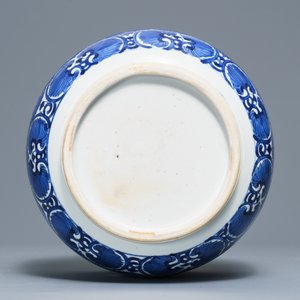 A large Chinese blue and white bowl and cover with floral design, Kangxi — 照片 6