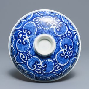 A large Chinese blue and white bowl and cover with floral design, Kangxi — 照片 8