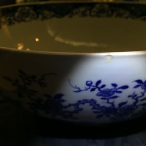A large Chinese blue and white bowl with birds among blossoming flowers, Qianlong — 照片 12