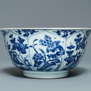 A large Chinese blue and white bowl with floral design, Kangxi — 照片 2
