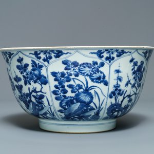 A large Chinese blue and white bowl with floral design, Kangxi — 照片 3