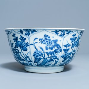A large Chinese blue and white bowl with floral design, Kangxi — photo 5
