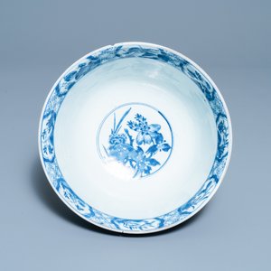 A large Chinese blue and white bowl with floral design, Kangxi — photo 6
