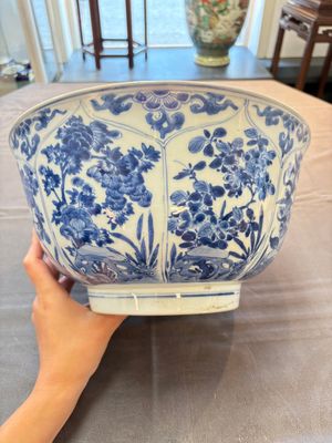 A large Chinese blue and white bowl with floral design, Kangxi — 照片 1