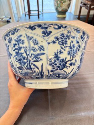 A large Chinese blue and white bowl with floral design, Kangxi — 照片 2