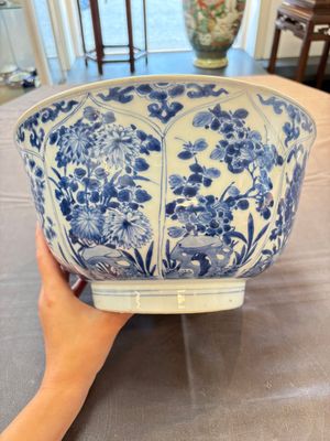 A large Chinese blue and white bowl with floral design, Kangxi — 照片 3