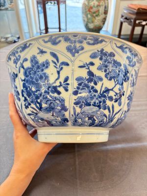 A large Chinese blue and white bowl with floral design, Kangxi — 照片 4