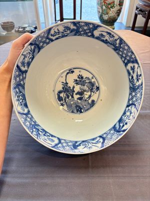A large Chinese blue and white bowl with floral design, Kangxi — 照片 5
