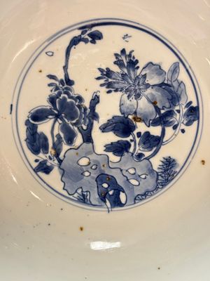 A large Chinese blue and white bowl with floral design, Kangxi — 照片 6