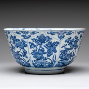 A large Chinese blue and white bowl with floral design, Kangxi — 照片 1