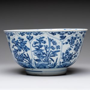 A large Chinese blue and white bowl with floral design, Kangxi — 照片 2