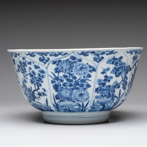 A large Chinese blue and white bowl with floral design, Kangxi — 照片 3