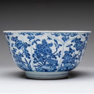 A large Chinese blue and white bowl with floral design, Kangxi — 照片 4