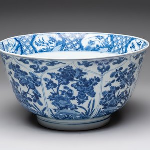 A large Chinese blue and white bowl with floral design, Kangxi — 照片 5