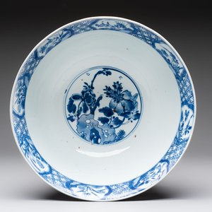 A large Chinese blue and white bowl with floral design, Kangxi — 照片 6