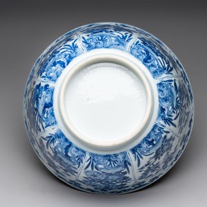 A large Chinese blue and white bowl with floral design, Kangxi — 照片 7