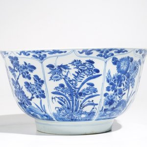 A large Chinese blue and white bowl with floral design, Kangxi — photo 1