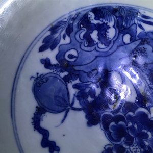 A large Chinese blue and white bowl with floral design, Kangxi — photo 15