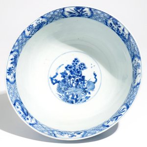 A large Chinese blue and white bowl with floral design, Kangxi — photo 5