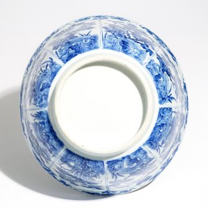 A large Chinese blue and white bowl with floral design, Kangxi — photo 6