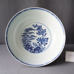 A large Chinese blue and white bowl with floral design, Qianlong — 照片 11
