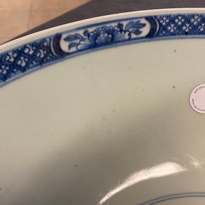 A large Chinese blue and white bowl with floral design, Qianlong — 照片 13