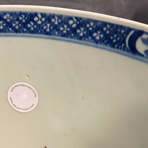 A large Chinese blue and white bowl with floral design, Qianlong — 照片 14