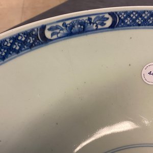 A large Chinese blue and white bowl with floral design, Qianlong — photo 12