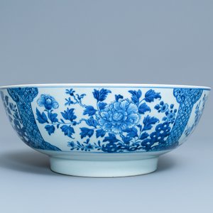 A large Chinese blue and white bowl with floral design, Qianlong — photo 2