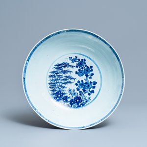 A large Chinese blue and white bowl with floral design, Qianlong — photo 6