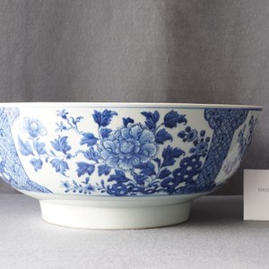 A large Chinese blue and white bowl with floral design, Qianlong — photo 8