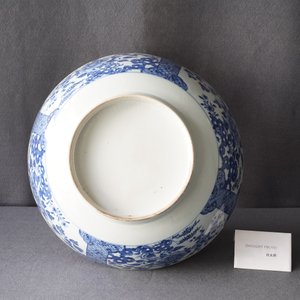 A large Chinese blue and white bowl with floral design, Qianlong — photo 10