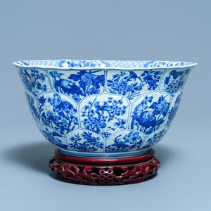 A large Chinese blue and white bowl with floral panels, Kangxi — 照片 1