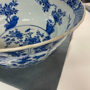 A large Chinese blue and white bowl with floral panels, Kangxi — 照片 12